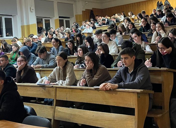 Cum să fentezi restanțele? O ligă din Iași adună peste 400 de studenți în amfiteatru la fiecare seară de recapitulare a materiilor din sesiune. „Feedback-ul este pozitiv”