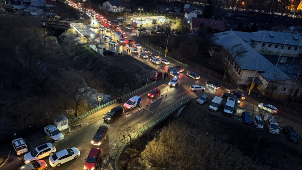  Ocoliți zona! Calvar în Tătărași, după închiderea unui pod peste râul Ciric (FOTO-VIDEO)