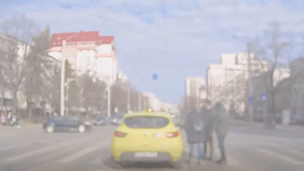  VIDEO | Taximetristul beat care a adormit la volan în timp ce aștepta ca semaforul să se facă verde, plasat sub control judiciar (UPDATE)