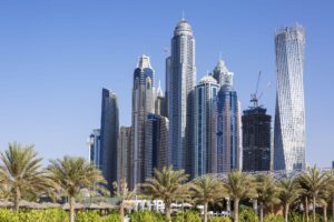 Luxul redefinit în deșert: Cum să alegi între vibrația Dubaiului și eleganța din Abu Dhabi (P)