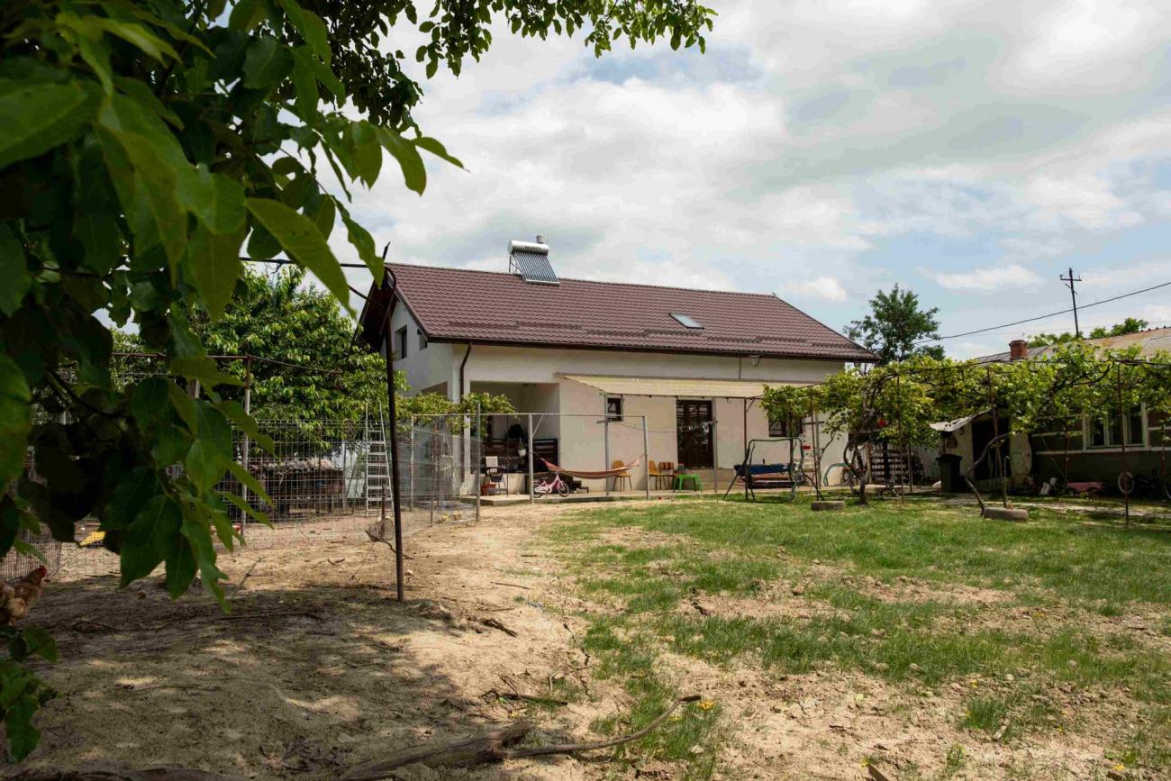 O familie cu zece copii a primit în dar o casă construită printr-un program al Arhiepiscopiei Iașilor