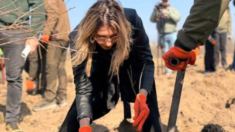 VIDEO | Ministra Mediului, Diana Buzoianu, a primit petiția inițiată de Asociația Codrii Iașilor chiar în Pădurea Bârnova. Ce a spus oficialul guvernamental despre cererea ieșenilor