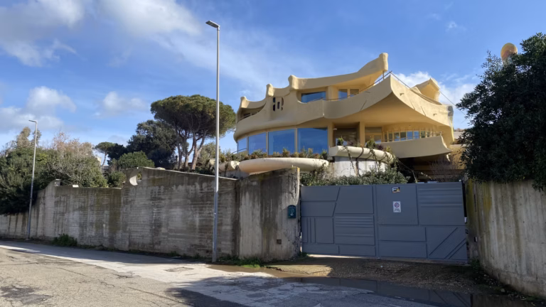 După ce au cumpărat 8 apartamente de lux în capitală, părinții de 80 de ani ai lui Robert Negoiță și-au mai luat și o vilă și un restaurant pe plajă în Italia