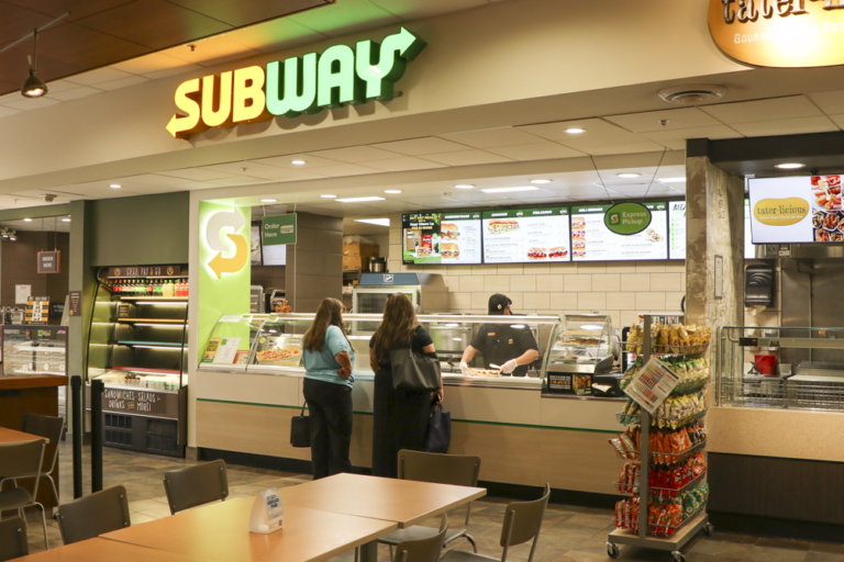 Amendă severă dată de „Protecția Consumatorului” magazinului Subway la Iași. La sucuri avea prețul per pahar, dar nu și per litru