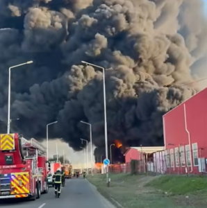 VIDEO | Un nor gros de fum a acoperit Aradul după un incendiu izbucnit la o fabrică de polistiren
