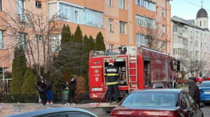 Incendiu puternic într-un bloc din Neamț, o femeie a murit iar zeci de locatari au fost evacuați