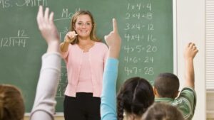 Sute de profesori din Iași vor primi post sau completare de normă în alte școli din toamnă. Cauza: mai puțini elevi și noile planuri-cadru