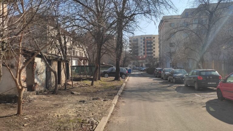 Haosul parcării mașinii unde ai chef prin oraș, întreținut chiar de Poliția Locală? La fiecare amendă de parcare s-au dat trei avertismente. Cum va face primarul bandă unică pe Păcurari, stradă ticsită de mașini?