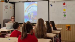 Sute de elevi din România și Republica Moldova au dat frâu liber imaginației la Iași, la concursul „Copilul – un bulgăre de creativitate”