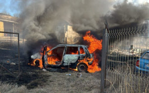 FOTO | Autoturism cuprins de flăcări în Holboca. Mașina a ars ca o torță