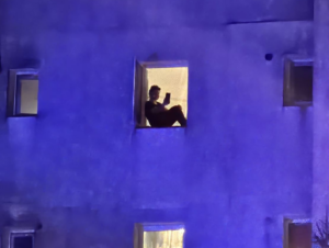 FOTO/VIDEO | Un bărbat amenință că se aruncă de la etaj într-un cămin din Bularga. ISU a întins deja salteaua sub geamul acestuia