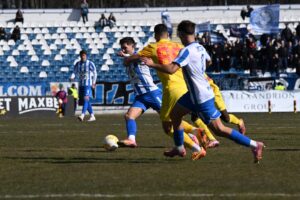 O repriză mielușei, jumătate de oră lei. Poli s-a umplut de rușine cu lanterna în primul act, dar a profitat apoi de căderea oaspeților și a luat un „set” la 1