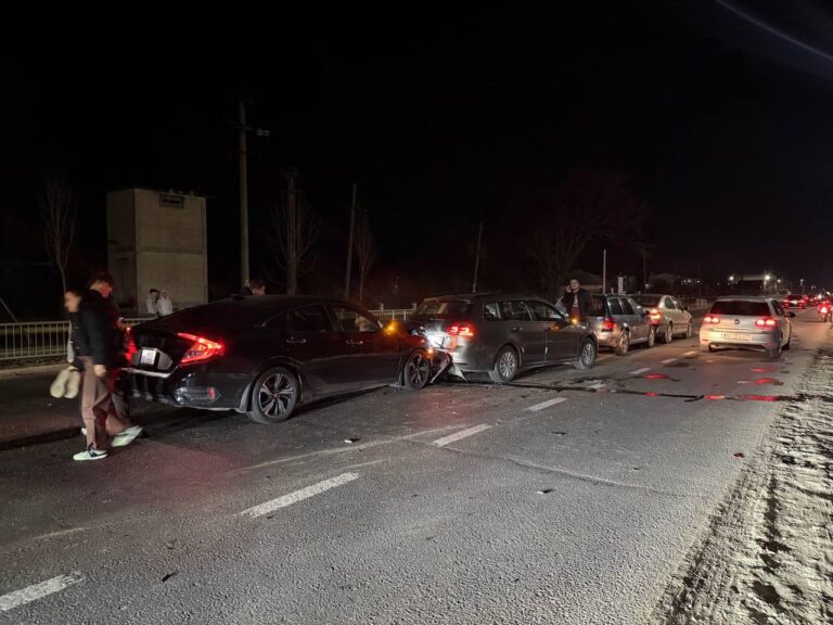 FOTO | Carambol la Podu Iloaiei după un accident între mai multe autoturisme