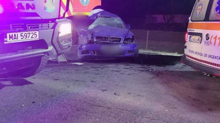 UPDATE | Impact violent pe DN1, în Cluj: două autoturisme și un camion implicate. O fetiţă şi un bărbat au murit