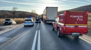 Impact între două autoturisme și un TIR la Sibiu, un bărbat și o fetiță de 8 ani au ajuns la spital