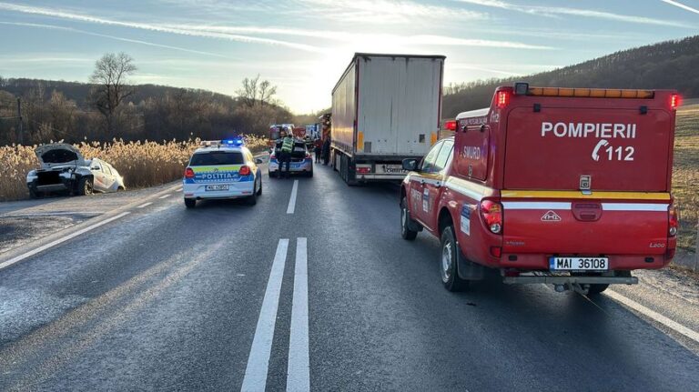 Impact între două autoturisme și un TIR la Sibiu, un bărbat și o fetiță de 8 ani au ajuns la spital