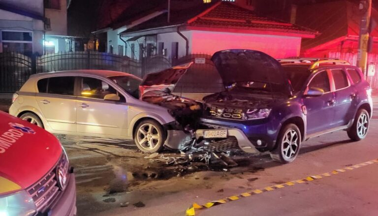 Un Duster s-a izbit violent de un Opel Astra, pe strada Eternitate, în Tătărași | VIDEO