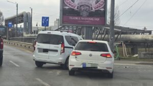 VIDEO | Ce riști dacă vrei să fii „drăguț” în trafic. Un șofer din Iași a provocat un accident rutier fără să vrea