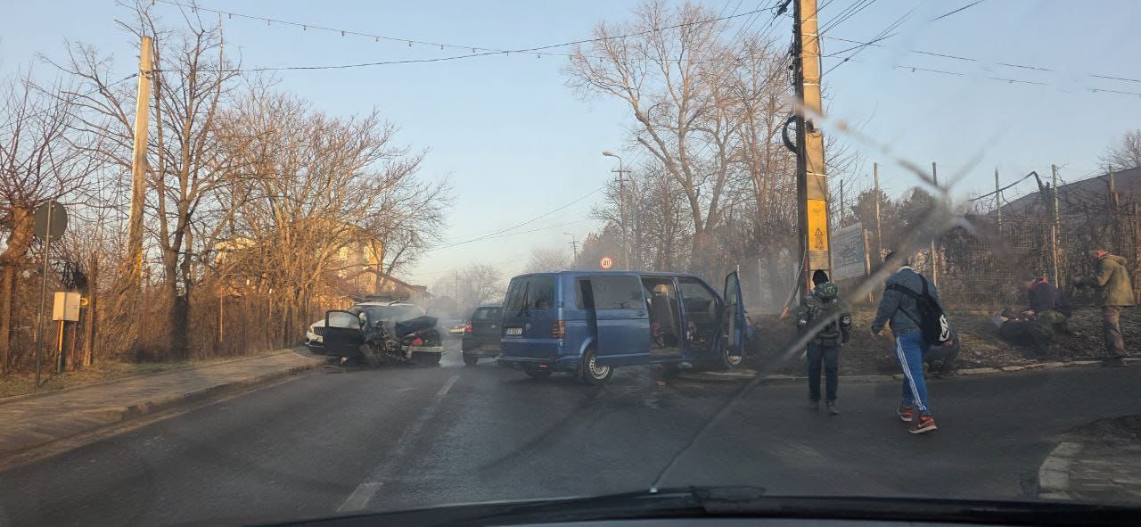  Accident cu victime la Miroslava – Impact frontal între o dubiță și o mașină (FOTO)