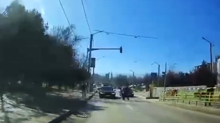 VIDEO – Momentul în care un bărbat este izbit în plin de o mașină, în Nicolina
