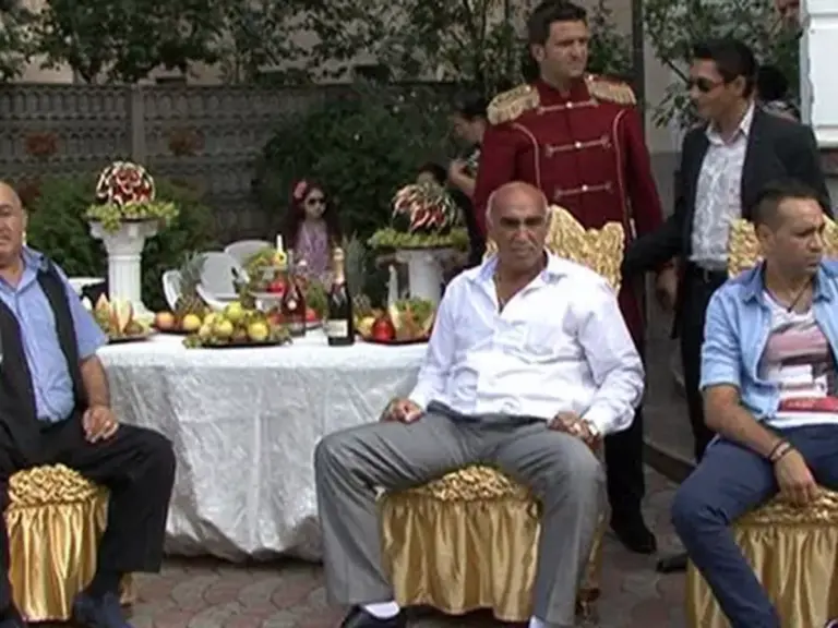 Doi membri ai familiei de romi Cîrpaci, anchetați după ce ar fi obligat un bărbat să le dea un rinichi, în Germania