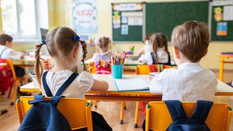 Aproape 8.000 de locuri în clasa pregătitoare, în județul Iași, în anul școlar următor. Înscrierile încep pe 31 martie. Tot ce trebuie să știi, ca părinte