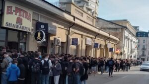 VIDEO | Adevărată isterie la Iași după ce un fast-food a anunțat că dă shaorma gratis timp de 10 ore. Coada se întindea pe sute de metri