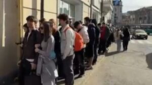 VIDEO | Adevărată isterie la Iași după ce un fast-food a anunțat că dă shaorma gratis timp de 10 ore. Coada se întinde pe sute de metri