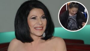 VIDEO | Elena Cârstea, de nerecunoscut la revenirea în România. Artista a apărut în scaun cu rotile la aeroport: „Nu pot să merg”