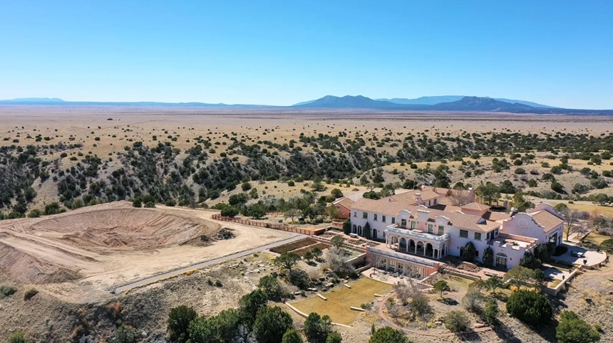 Percheziţie la ranch-ul Zorro al lui Epstein, în New Mexico, în urma unei redeschideri a unei anchete penale cu privire la fapte comise de infractorul sexual pe această proprietate