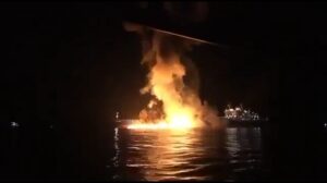 VIDEO | Gardienii Revoluţiei au publicat imagini pe care le-au filmat în timpul unui atac împotriva a două petroliere în largul Irakului, la Golful Persic, soldate cu un mort. Ei revendică atacurile „în numele imamului Khamenei!”