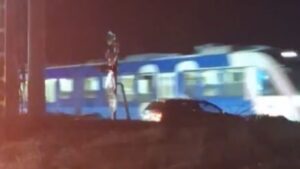 VIDEO | S-a jucat cu focul, de față cu pompierii. Un ieșean a oprit la câțiva zeci de centimetri de calea ferată, iar trenul era să lovească mașina în plin