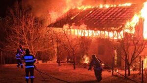 Incendiu violent  în Bucium, lângă Iași. Intervin mai multe echipaje de pompieri