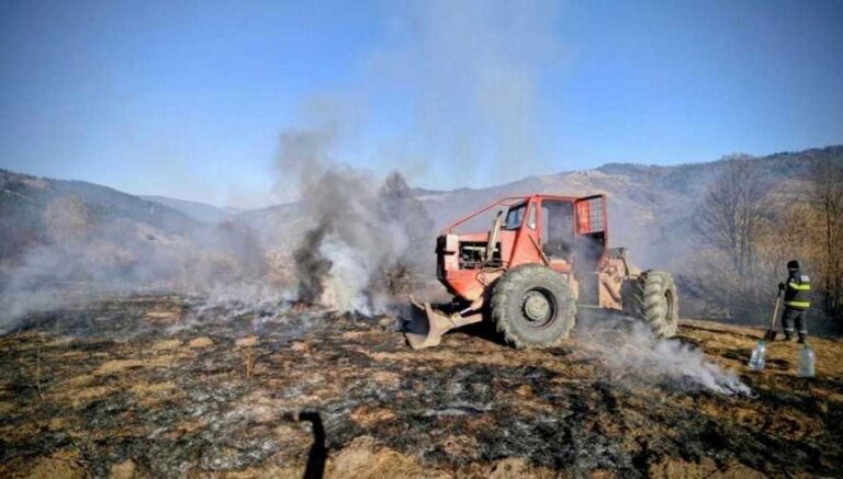 Incendiu de vegetație în Neamț, stins după cinci ore. Un bărbat a fost rănit