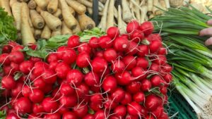 Au apărut trufandalele în piețele ieșene. Cât costă primele legume de primăvară și cât te-ar ajunge o salată de sezon?