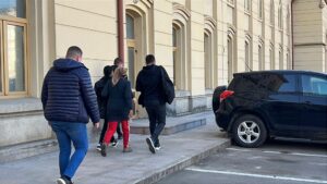Minora care a înjunghiat un bărbat de 61 de ani în zona pieptului, în apropierea bisericii din Dacia, are doar aproximativ 15 ani