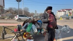 Se întâmplă la Iași – Un om fără adăpost produce energie electrică din panouri solare reciclate de la gunoi