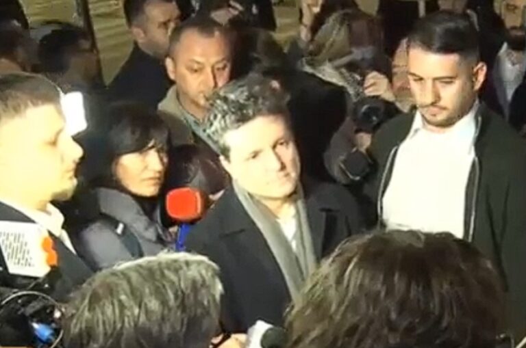 Nicuşor Dan a ieşit să vorbească cu cei care protestează la Palatul Cotroceni pe tema numirilor în Justiţie: Ce pot eu să vă spun este că numirile pe care le voi semna mi le voi asuma