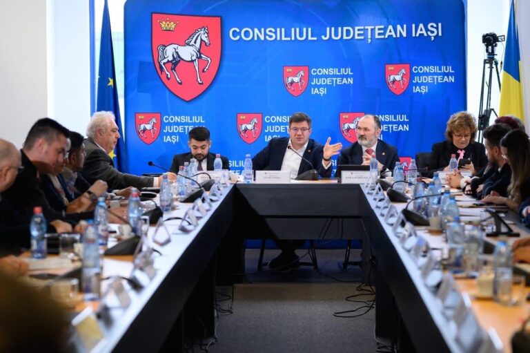 Catalogul cu note al consilierilor județeni ieșeni, după ultima ședință. Intervenții puține, discuții multe, note pe măsură