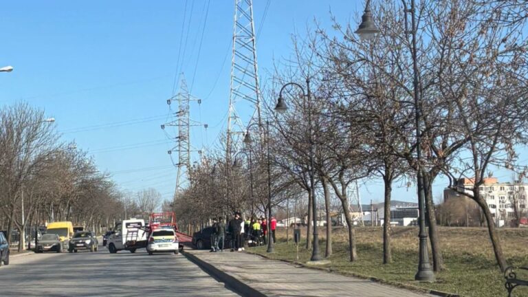 VIDEO | Un șofer de BMW care nu știa regulile de circulație, cât pe ce să provoace o tragedie la Iași. A accelerat când era depășit și a ajuns într-un stâlp de iluminat