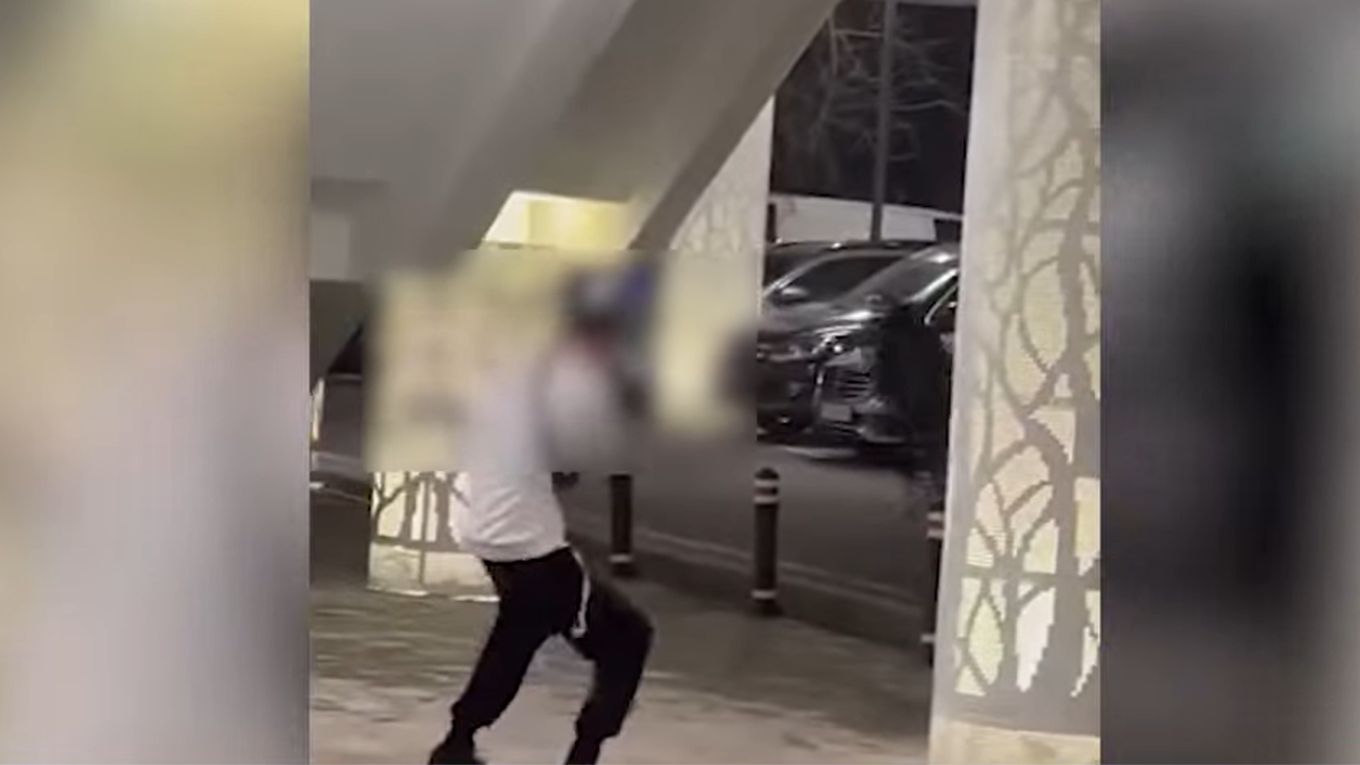  VIDEO | Un tânăr a deschis focul în parcarea unui centru comercial din Craiova. Polițiștii anchetează incidentul