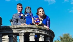 Ieșeancă de 26 de ani găsită decedată în casă: era cu fiica de 7 ani. Soțul a alertat din Germania autoritățile