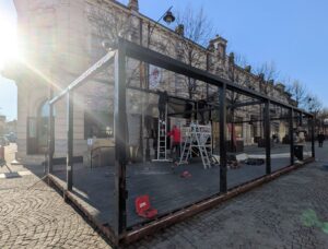 Dispar terasele din centrul Iașului? Azi a început demontarea pe Pietonal (FOTO)