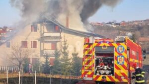 O vilă din Bacău a fost cuprinsă de flăcări. Proprietara a făcut atac de panică