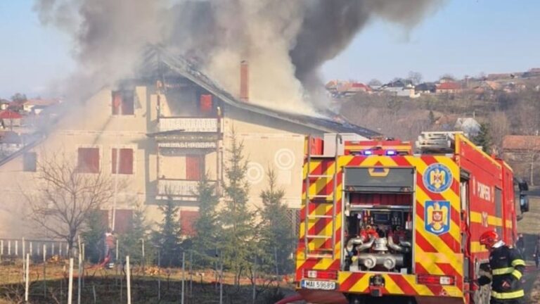 O vilă din Bacău a fost cuprinsă de flăcări. Proprietara a făcut atac de panică