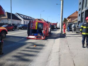 Accident grav în Sibiu între o autospecială SMURD și un autoturism, șapte persoane implicate