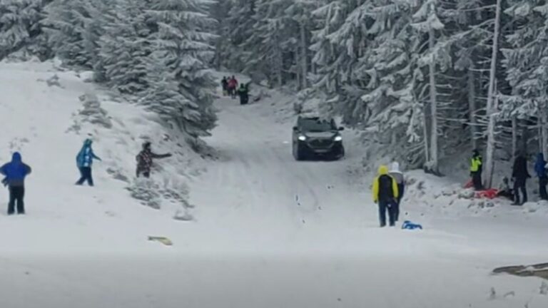 VIDEO | Momentul în care un șofer intră cu mașina, printre turiști, pe o pârtie din staţiunea Parâng. Şoferul ar fi încercat să ajungă unde era cazat, dar nu ştia drumul