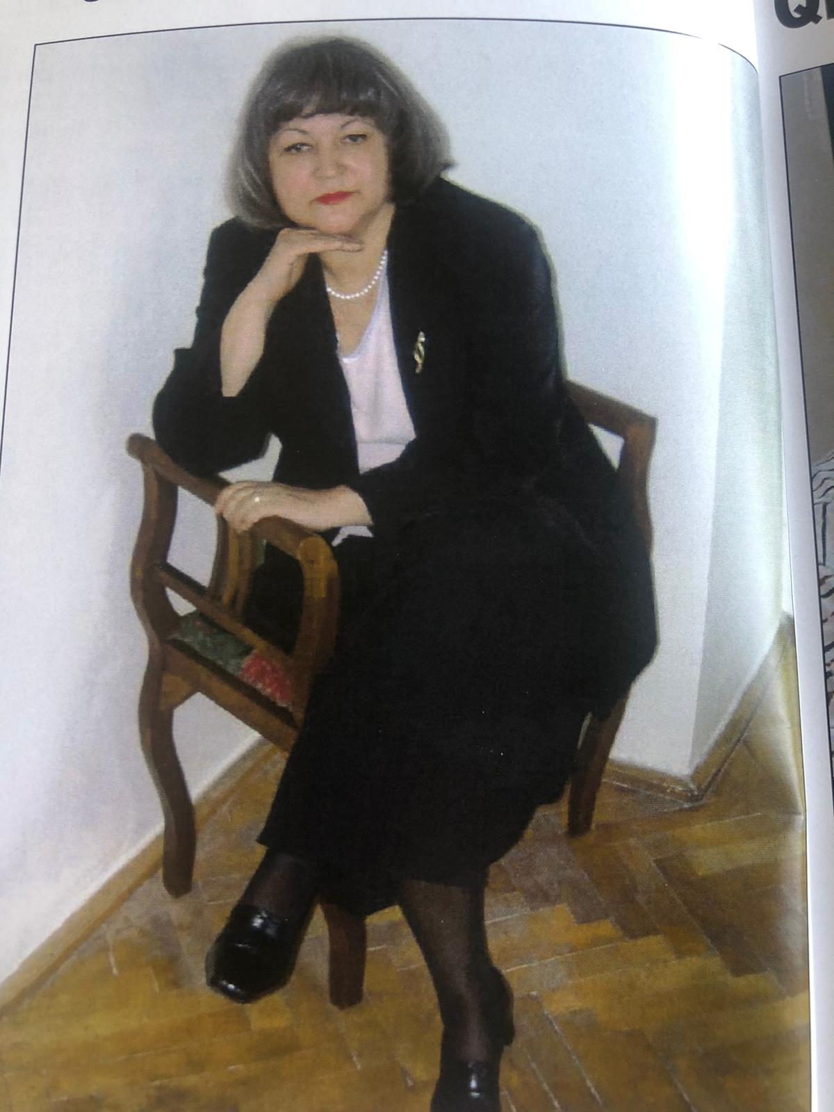 În 1980, Luminiţa Grădinariu a primit repartiţie guvernamentală la Liceul Naţional „Mihai Eminescu”