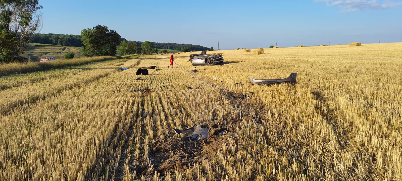 FOTO: O maşină a aterizat pe cupolă, în câmp, la Strunga - Ziarul de ...