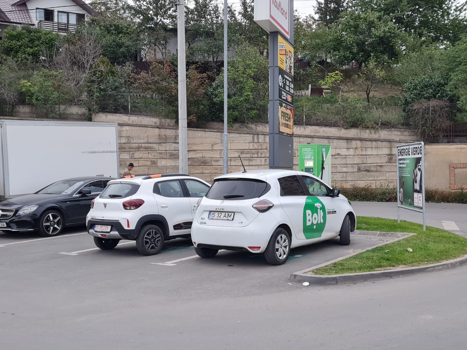 Kaufland Păcurari - șoferii de Bolt și Uber se înghesuie la curent gratis. Unul dintre motivele invocate de oficialii magazinului pentru sistarea gratuității.